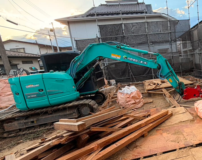 丹野建設工業の重機による戸建解体作業